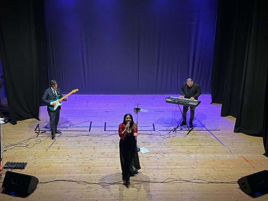 Teatro Colosseo sold out di emozioni: Baiano applaude la Festa degli Anziani Teatro Colosseo sold out di emozioni: Baiano applaude la Festa degli Anziani