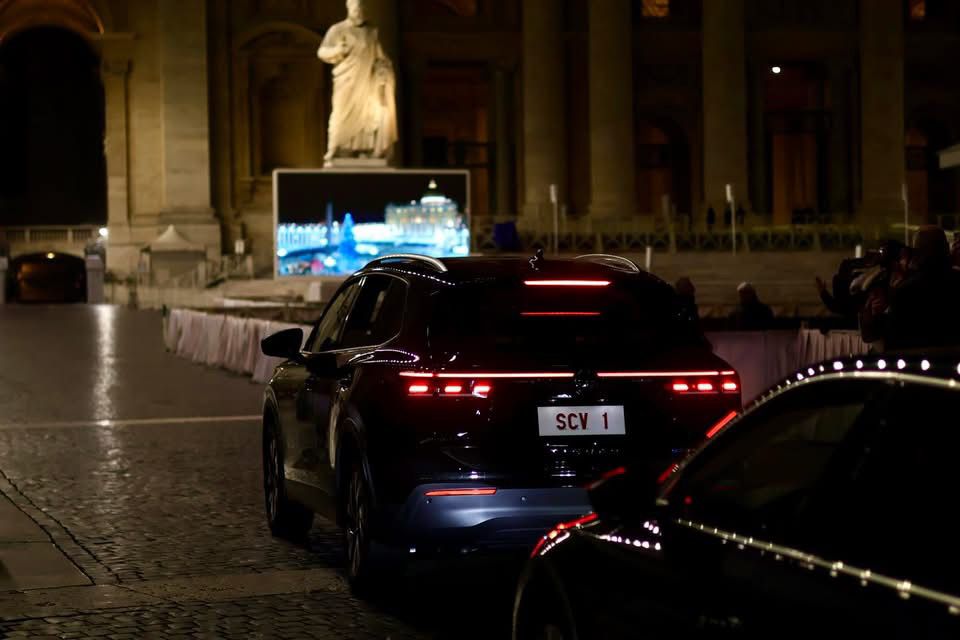 Papa Leone visita il presepe di Piazza San Pietro e saluta i pellegrini