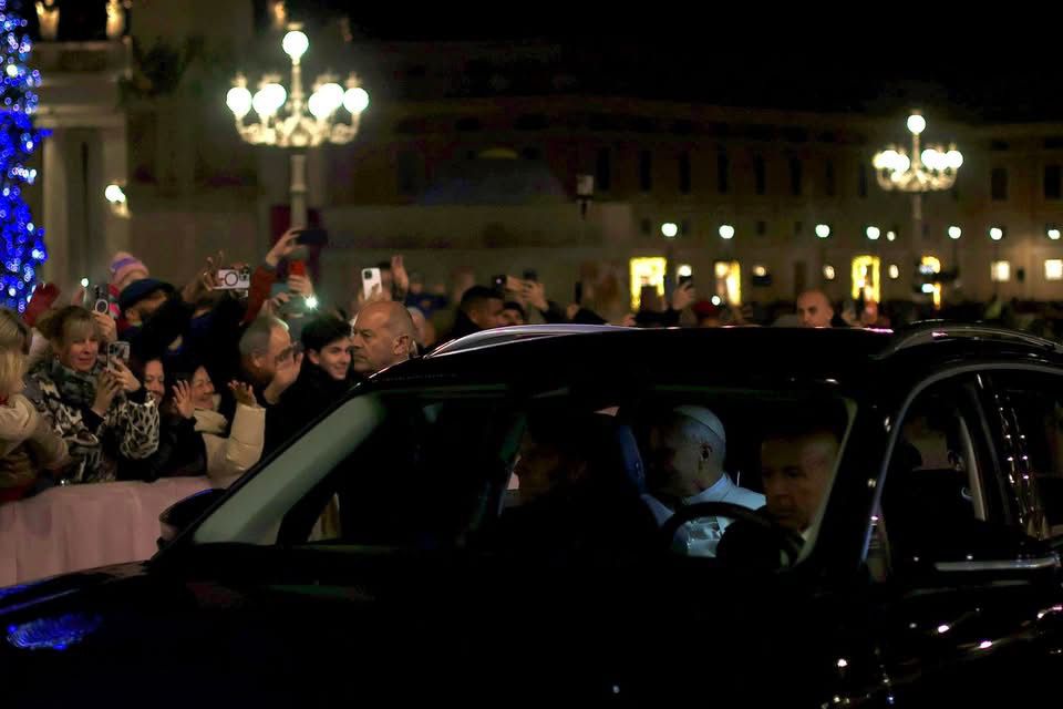 Papa Leone visita il presepe di Piazza San Pietro e saluta i pellegrini