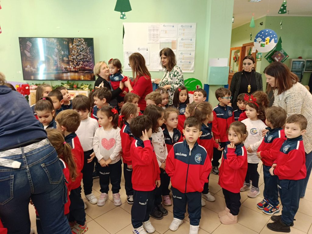 Avella, un gesto di solidarietà porta la magia del Natale a scuola