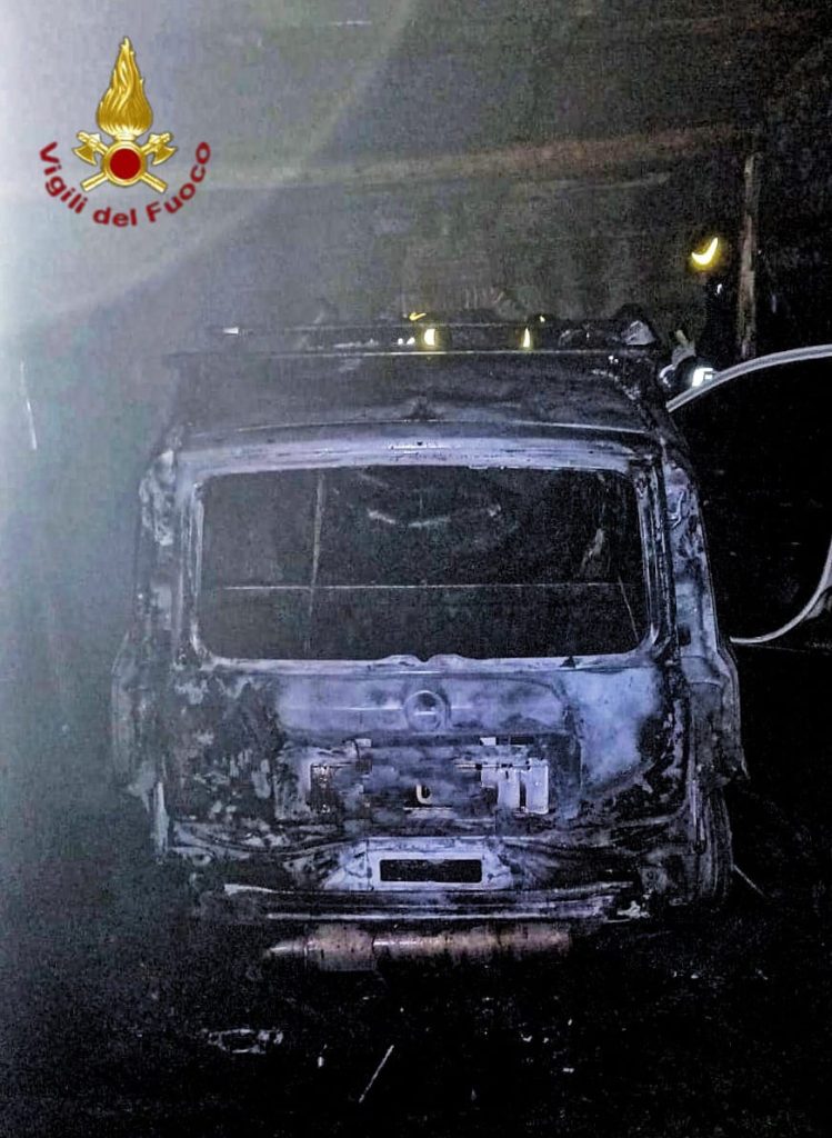 Solofra, auto in fiamme nella notte: intervento dei Vigili del Fuoco e dei Carabinieri