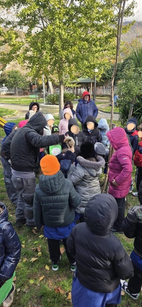 Sirignano celebra la Giornata dell’Albero: gli alunni della Manzoni protagonisti di un gesto che lascia radici nel futuro