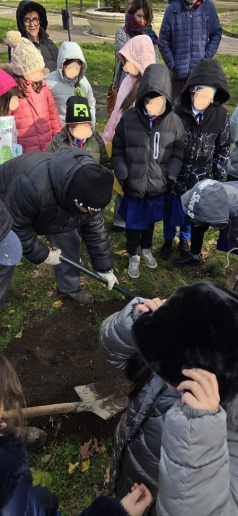 Sirignano celebra la Giornata dell’Albero: gli alunni della Manzoni protagonisti di un gesto che lascia radici nel futuro