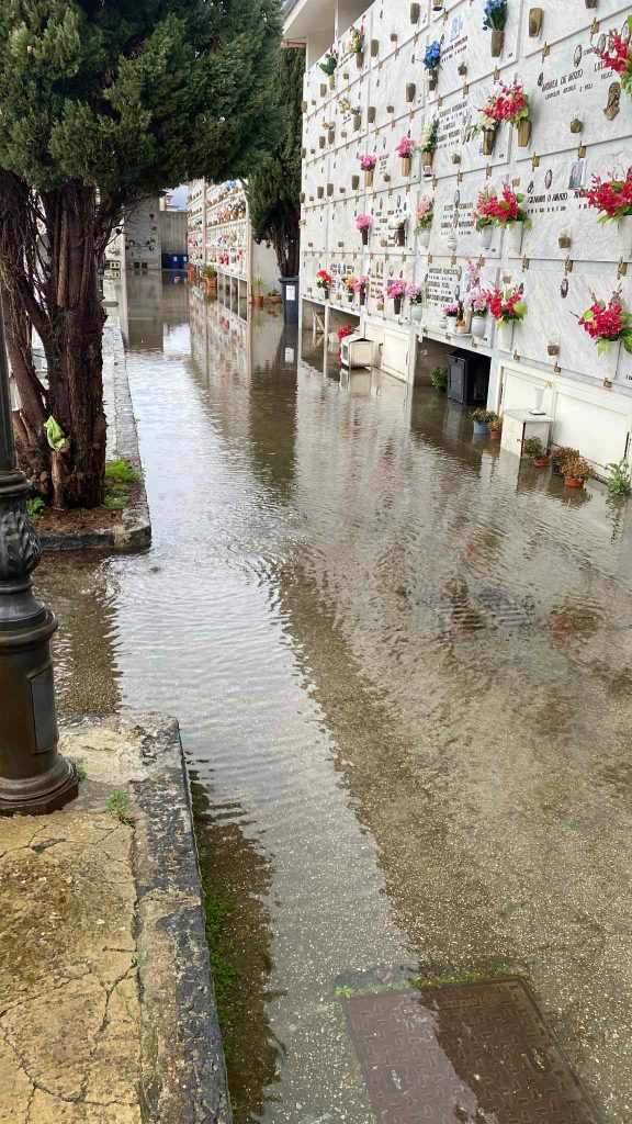 Cimitero di Nola sommerso dall’acqua dopo le piogge
