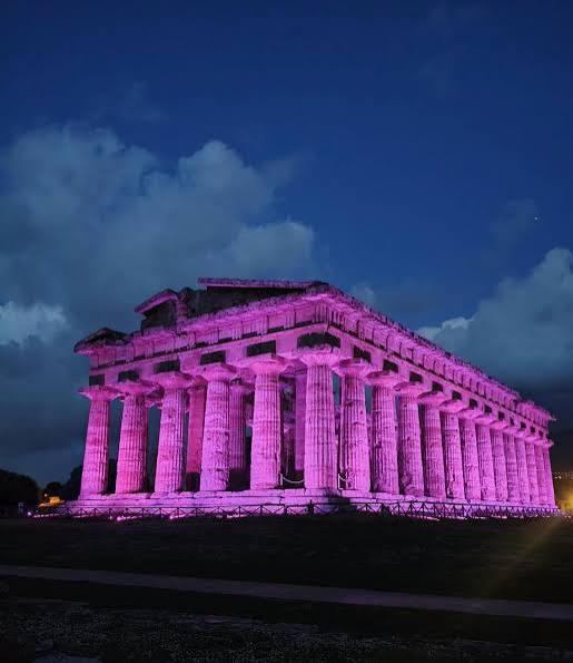 Napoli si tinge di rosa: il Maschio Angioino illuminato a cento giorni dal Giro d’Italia Napoli si tinge di rosa: il Maschio Angioino illuminato a cento giorni dal Giro d’Italia