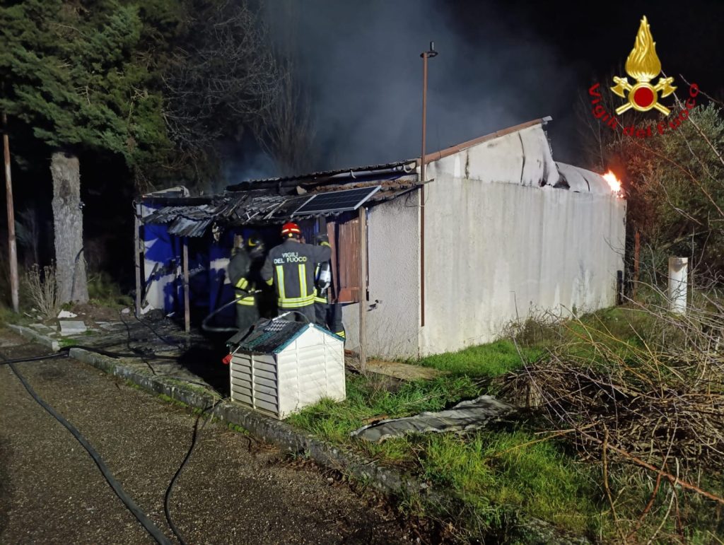 Conza della Campania, incendio distrugge una casetta in legno: nessun ferito Conza della Campania, incendio distrugge una casetta in legno: nessun ferito