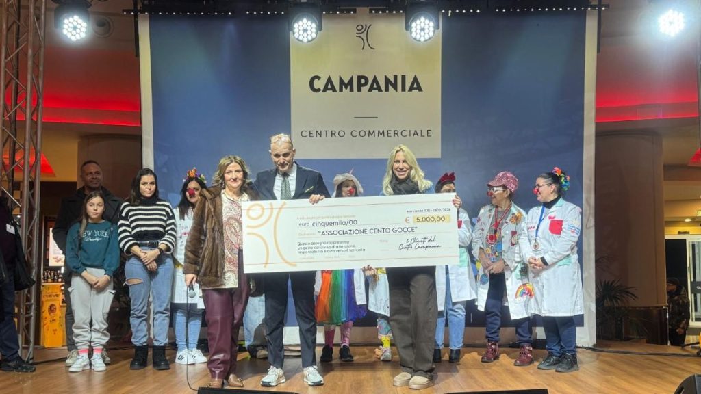 Centro Commerciale Campania, 10mila euro in beneficenza con “Scatta una foto con Babbo Natale” Centro Commerciale Campania, 10mila euro in beneficenza con “Scatta una foto con Babbo Natale”