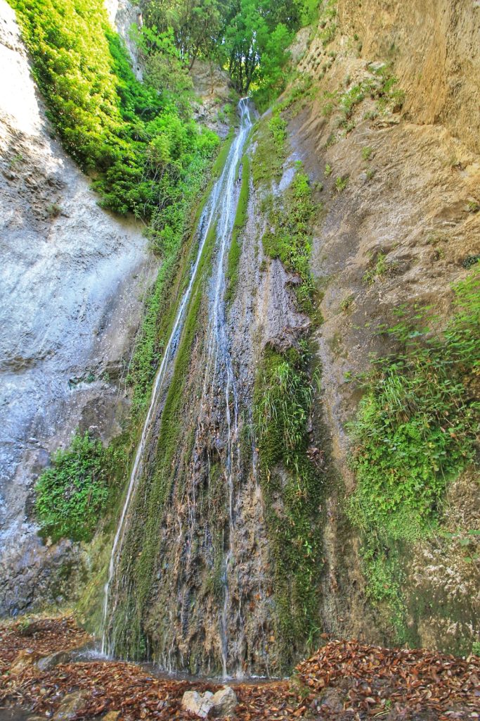AVELLA. Acquapendente, la cascata è secca in pieno inverno: un segnale che preoccupa