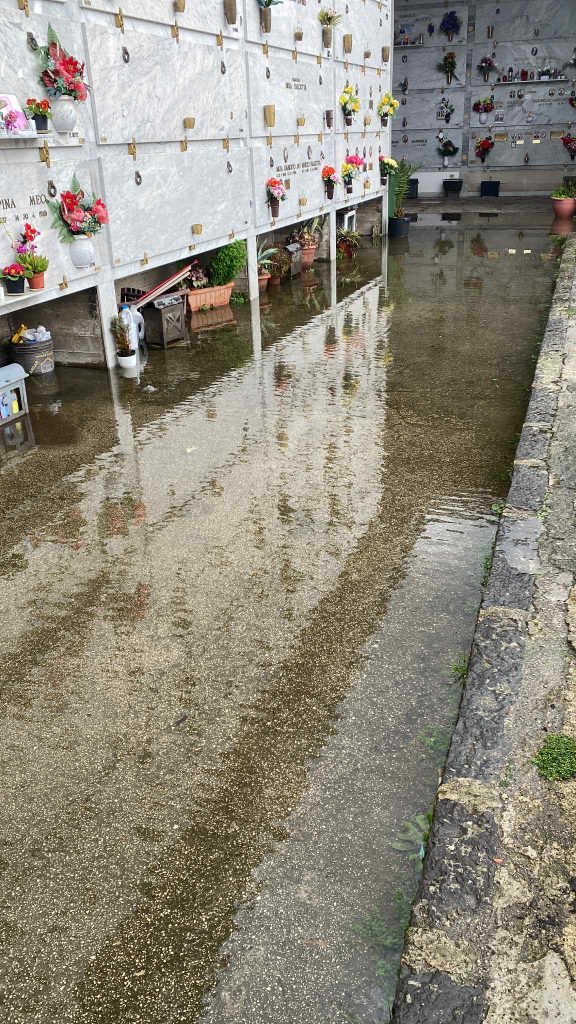 Cimitero di Nola sommerso dall’acqua dopo le piogge