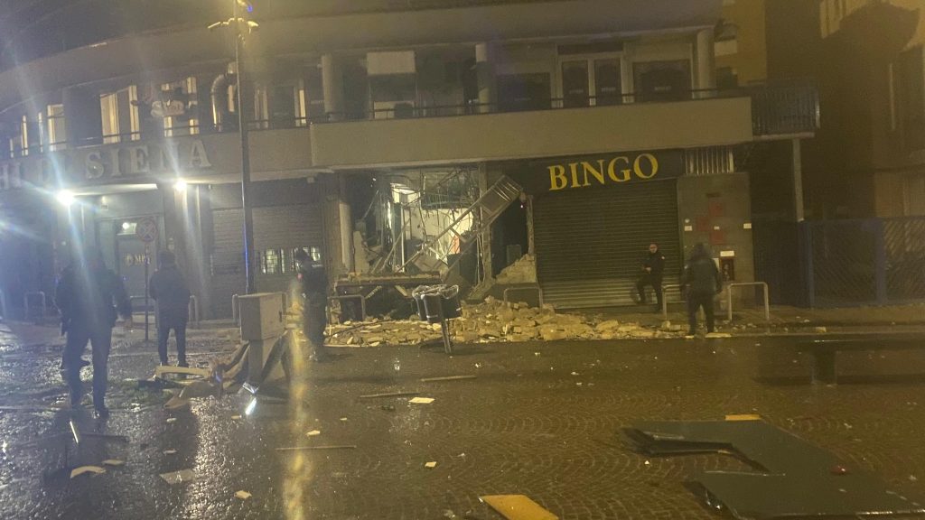 Nola, esplosione nella notte: distrutto il bancomat del Monte dei Paschi di Siena Nola, esplosione nella notte: distrutto il bancomat del Monte dei Paschi di Siena
