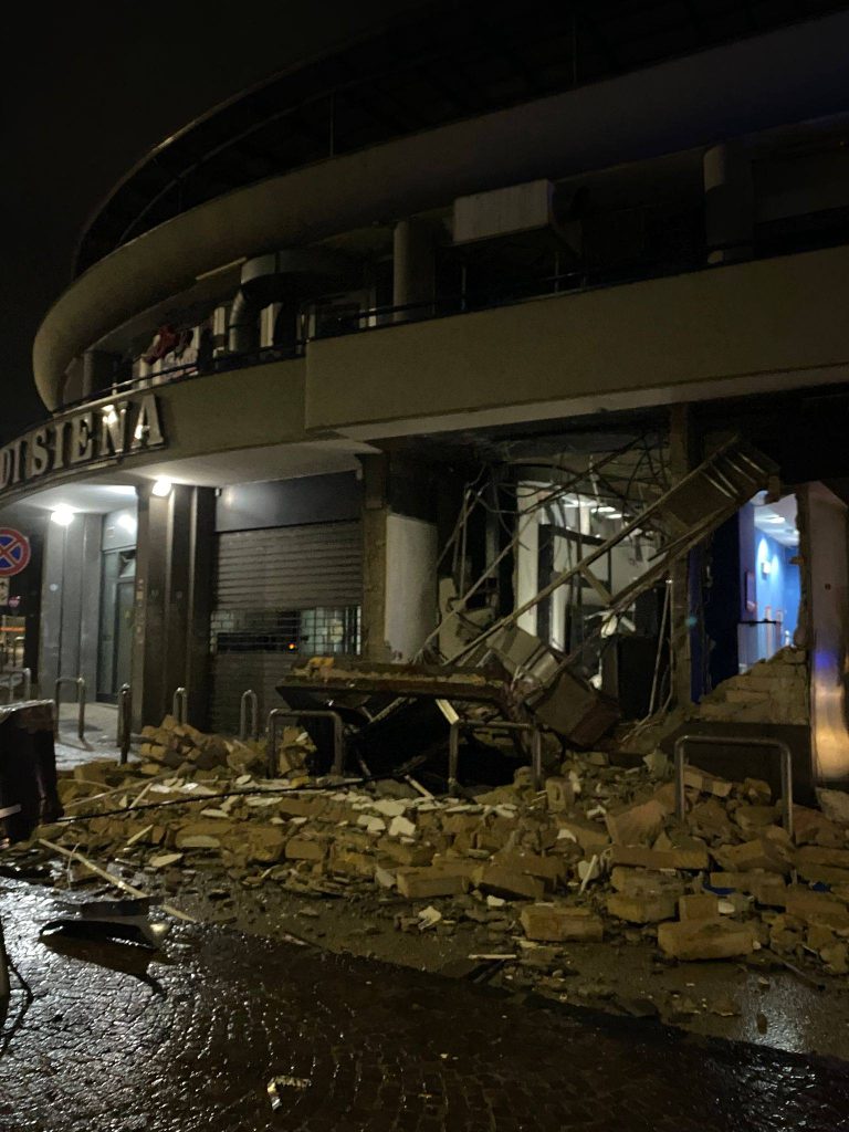 Nola, esplosione nella notte: distrutto il bancomat del Monte dei Paschi di Siena Nola, esplosione nella notte: distrutto il bancomat del Monte dei Paschi di Siena