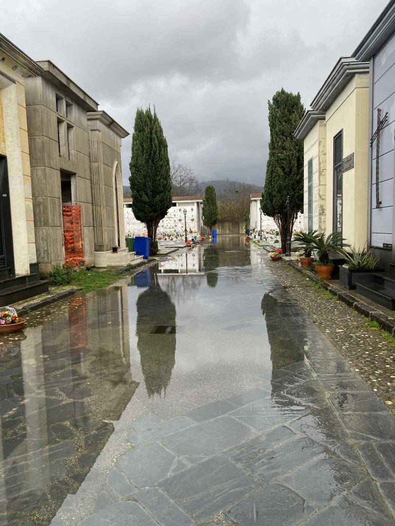 Cimitero di Nola sommerso dall’acqua dopo le piogge