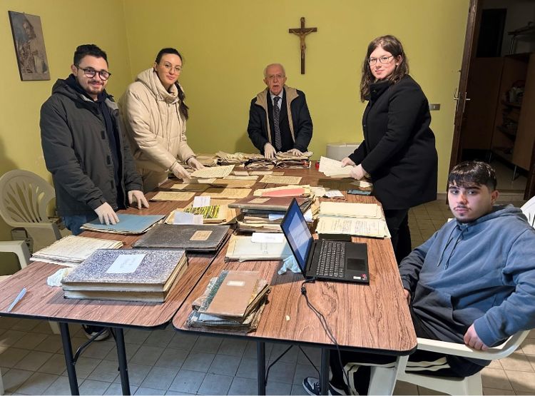 VOLONTARI DEL SERVIZIO CIVILE DELL’AMEIR A TUFO PER LA SISTEMAZIONE DELL’ANTICO ARCHIVIO DELLA CHIESA PARROCCHIALE DI SANTA MARIA ASSUNTA VOLONTARI DEL SERVIZIO CIVILE DELL’AMEIR A TUFO PER LA SISTEMAZIONE DELL’ANTICO ARCHIVIO DELLA CHIESA PARROCCHIALE DI SANTA MARIA ASSUNTA