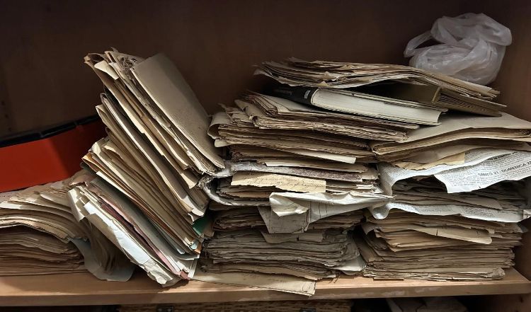 VOLONTARI DEL SERVIZIO CIVILE DELL’AMEIR A TUFO PER LA SISTEMAZIONE DELL’ANTICO ARCHIVIO DELLA CHIESA PARROCCHIALE DI SANTA MARIA ASSUNTA VOLONTARI DEL SERVIZIO CIVILE DELL’AMEIR A TUFO PER LA SISTEMAZIONE DELL’ANTICO ARCHIVIO DELLA CHIESA PARROCCHIALE DI SANTA MARIA ASSUNTA