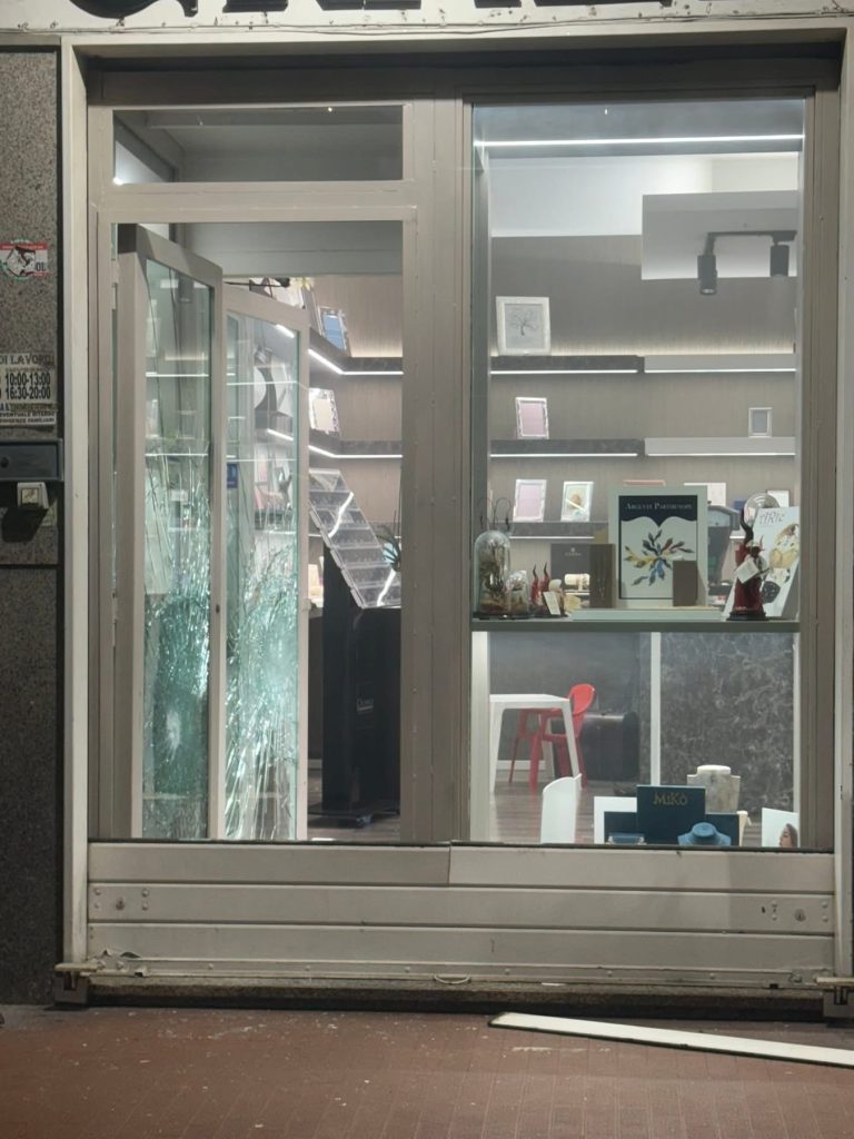 Furto con scasso a Sperone nella notte: colpita una gioielleria del posto Furto con scasso a Sperone nella notte: colpita una gioielleria del posto