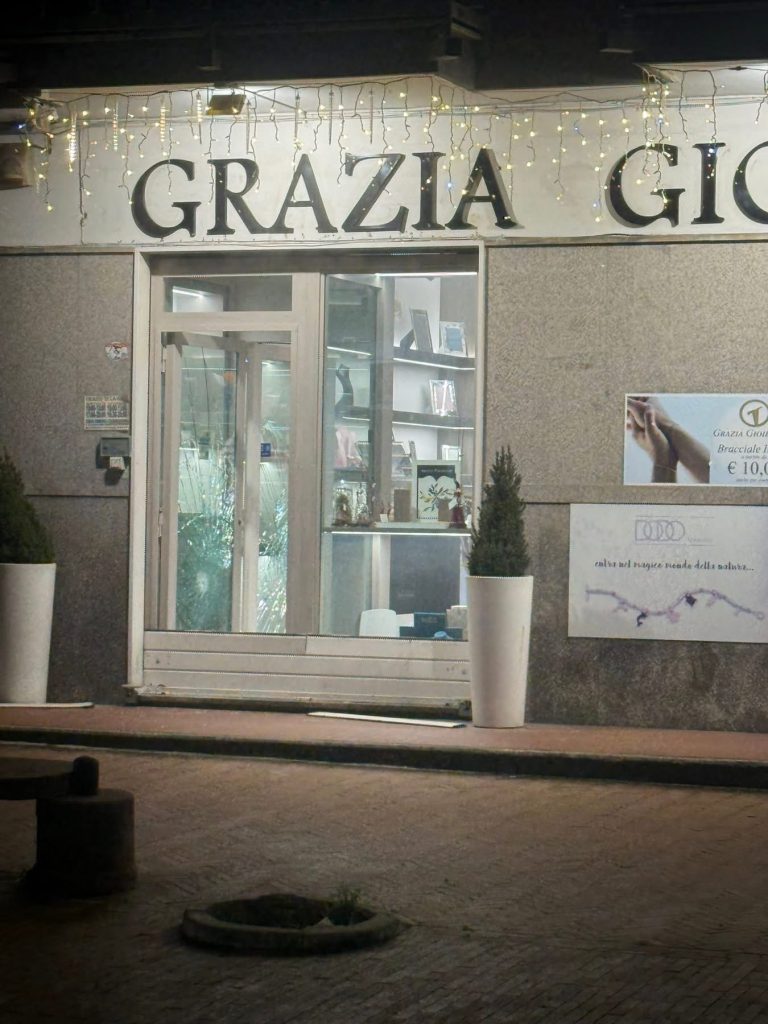 Furto con scasso a Sperone nella notte: colpita una gioielleria del posto Furto con scasso a Sperone nella notte: colpita una gioielleria del posto
