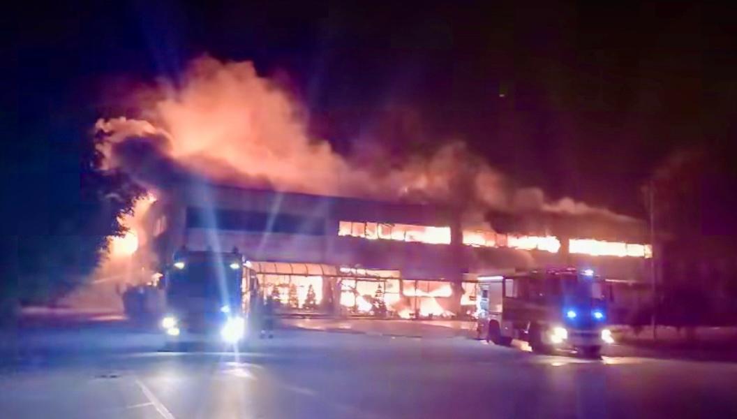 Pontecagnano, vasto incendio in un capannone industriale: in azione cinque squadre dei vigili del fuoco