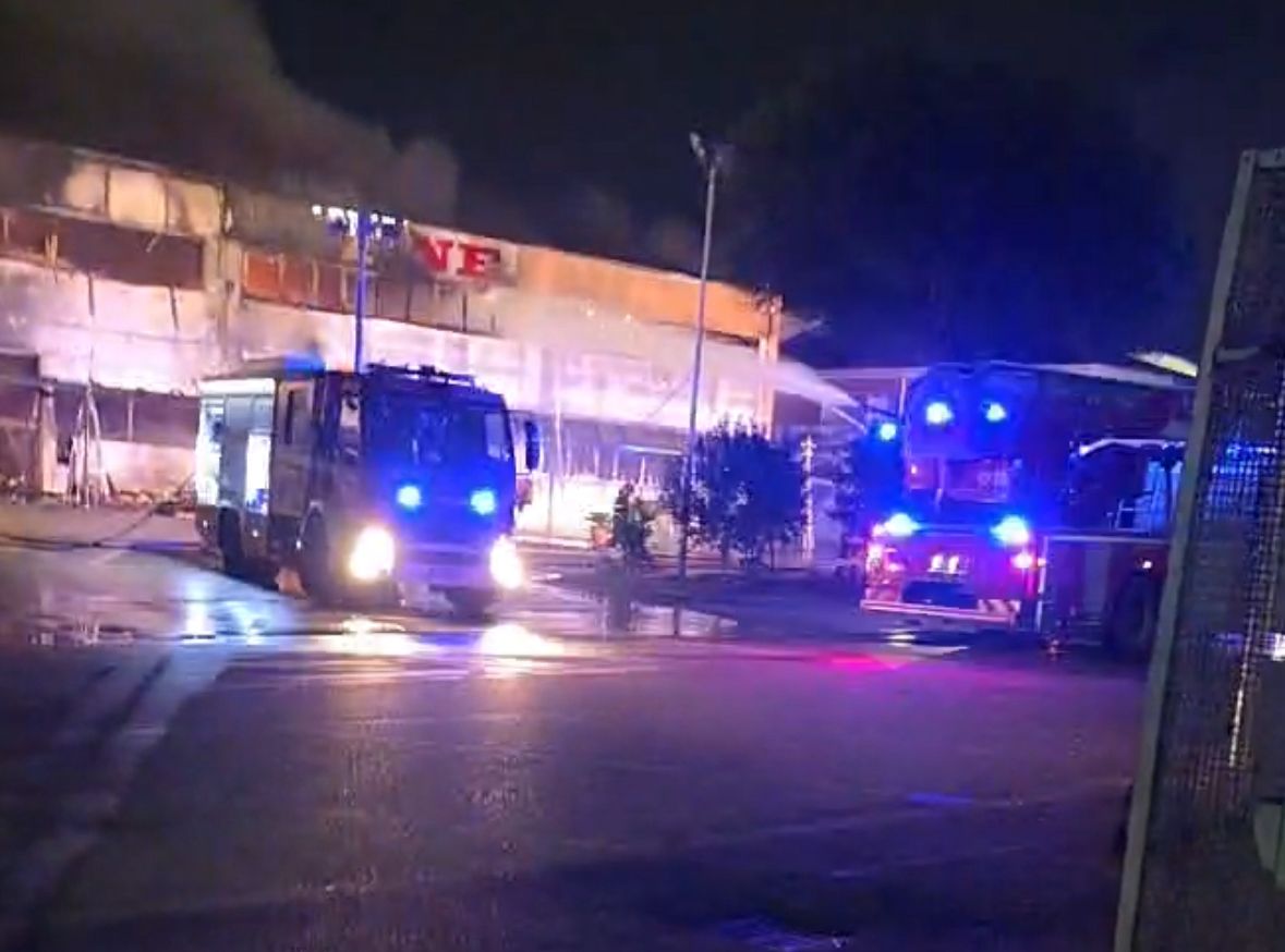 Pontecagnano, vasto incendio in un capannone industriale: in azione cinque squadre dei vigili del fuoco