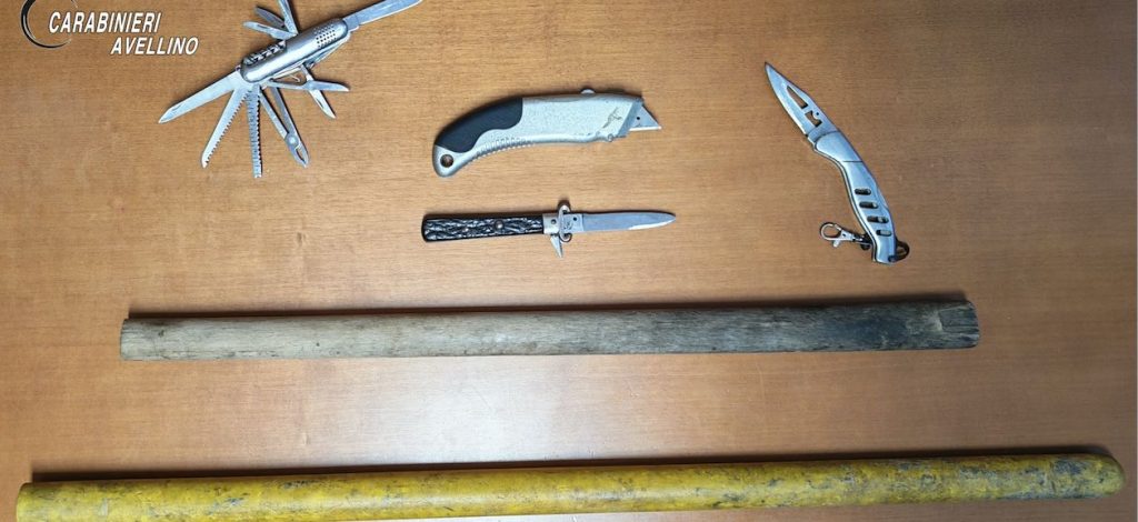 Solofra, fermato con coltelli e bastoni: un uomo di 65 anni denunciato dopo un tentativo di intrusione Solofra, fermato con coltelli e bastoni: un uomo di 65 anni denunciato dopo un tentativo di intrusione