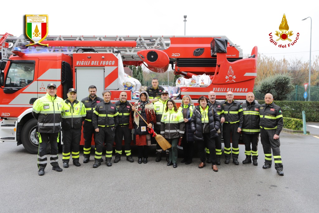 La Befana dei Vigili del Fuoco porta sorrisi e speranza in Pediatria al Moscati di Avellino