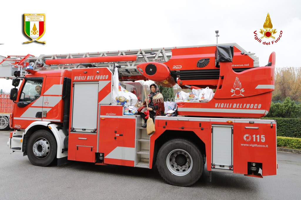 La Befana dei Vigili del Fuoco porta sorrisi e speranza in Pediatria al Moscati di Avellino