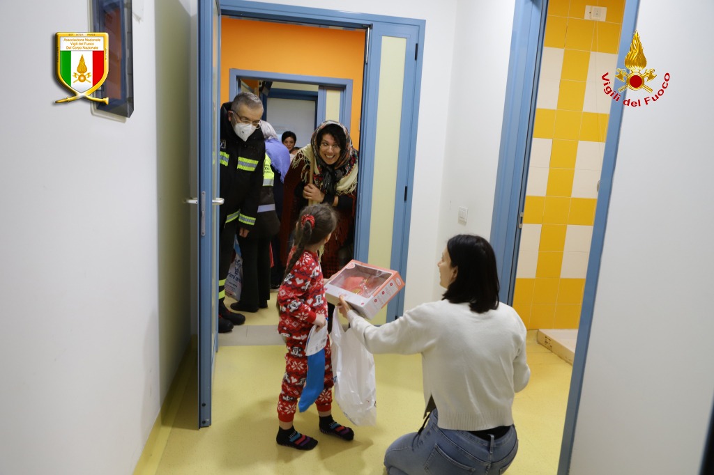 La Befana dei Vigili del Fuoco porta sorrisi e speranza in Pediatria al Moscati di Avellino