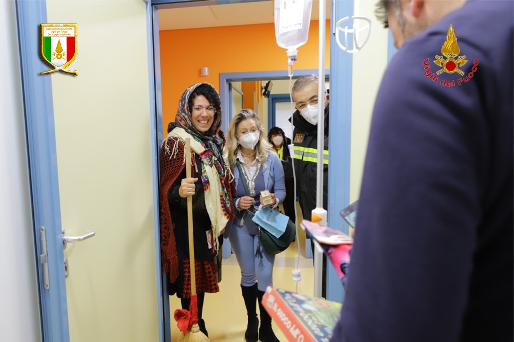 La Befana dei Vigili del Fuoco porta sorrisi e speranza in Pediatria al Moscati di Avellino