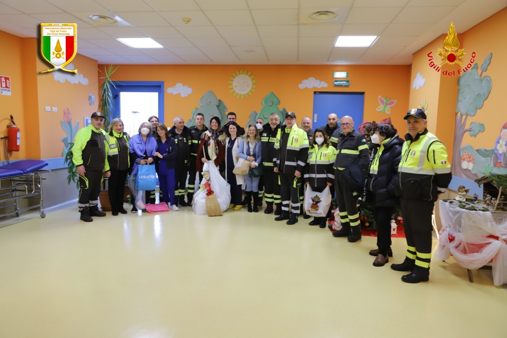 La Befana dei Vigili del Fuoco porta sorrisi e speranza in Pediatria al Moscati di Avellino