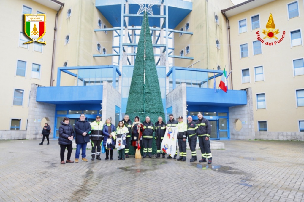 La Befana dei Vigili del Fuoco porta sorrisi e speranza in Pediatria al Moscati di Avellino