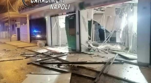 Pomigliano d’Arco, assalto esplosivo a uno sportello BNL: boato nella notte e città sotto shock Pomigliano d’Arco, assalto esplosivo a uno sportello BNL: boato nella notte e città sotto shock