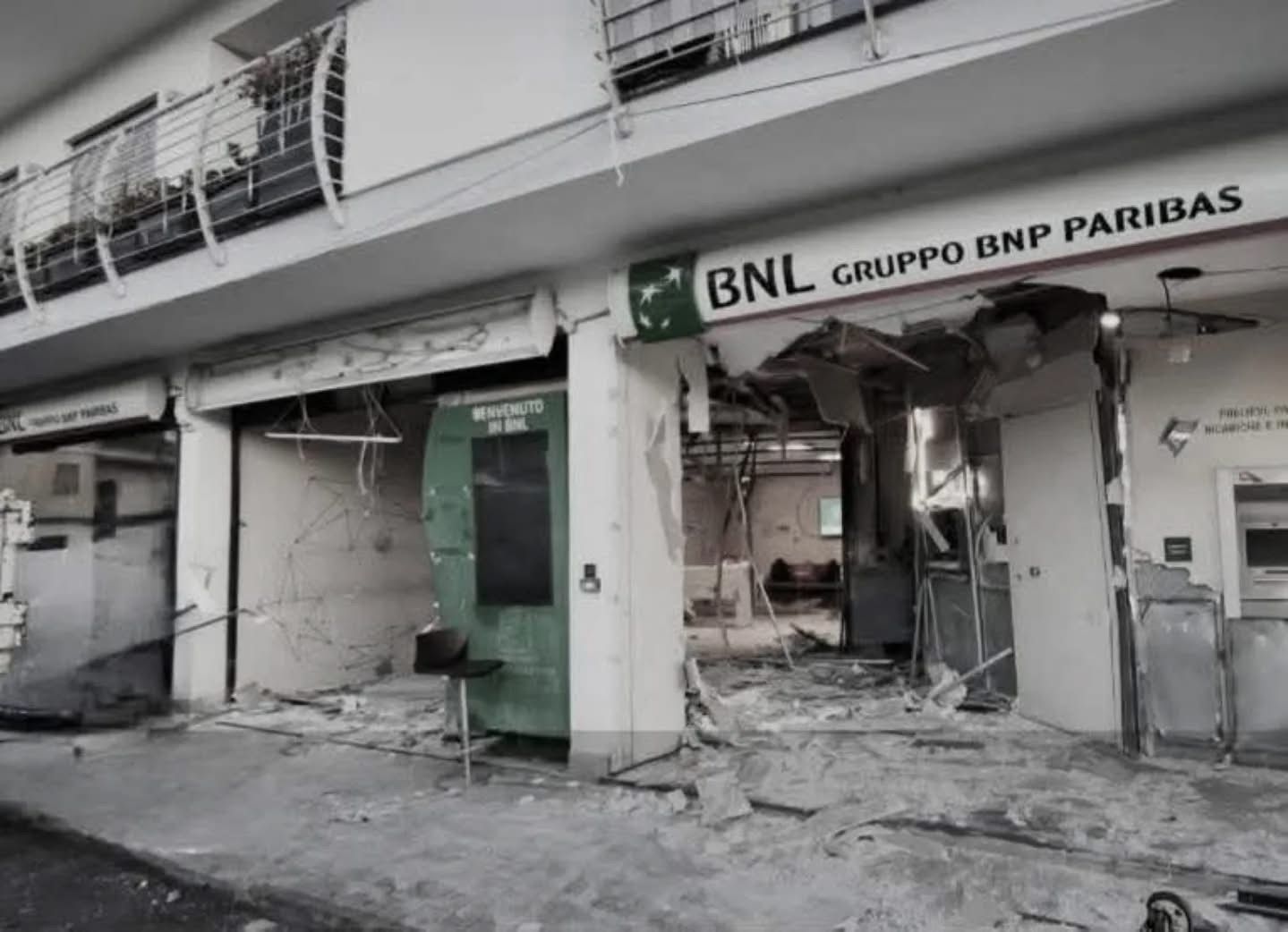 Pomigliano d’Arco, assalto esplosivo a uno sportello BNL: boato nella notte e città sotto shock Pomigliano d’Arco, assalto esplosivo a uno sportello BNL: boato nella notte e città sotto shock