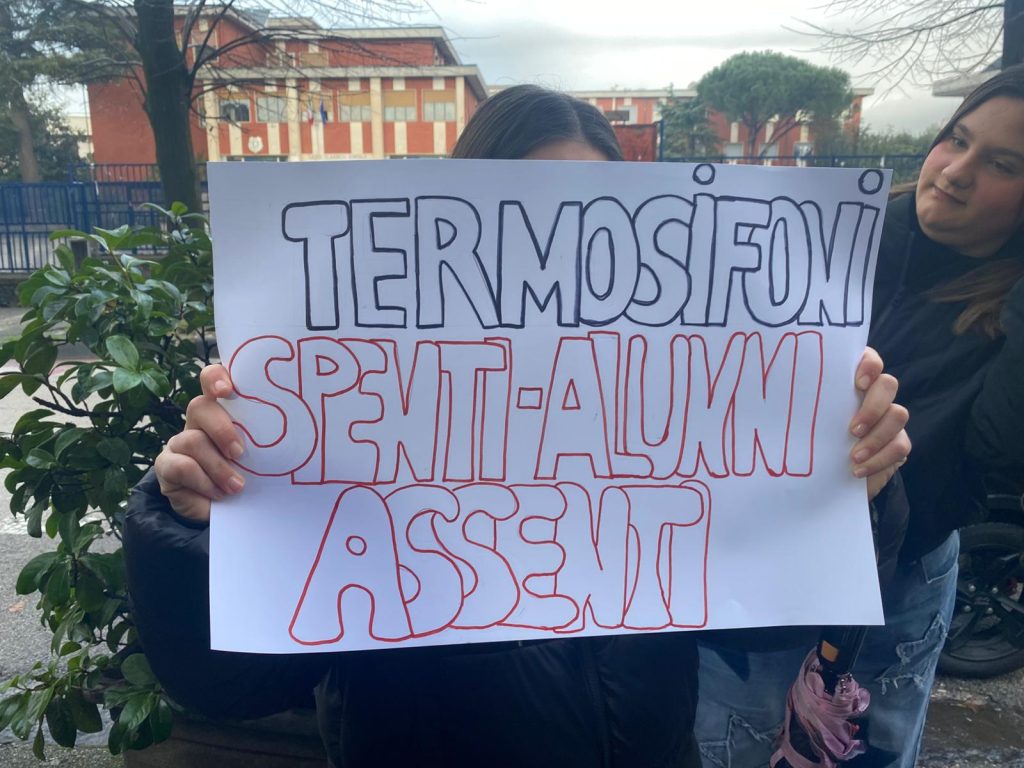 Mattinata senza scuola al Liceo “G. Carducci” di Nola.  Studenti in protesta per il freddo nelle aule