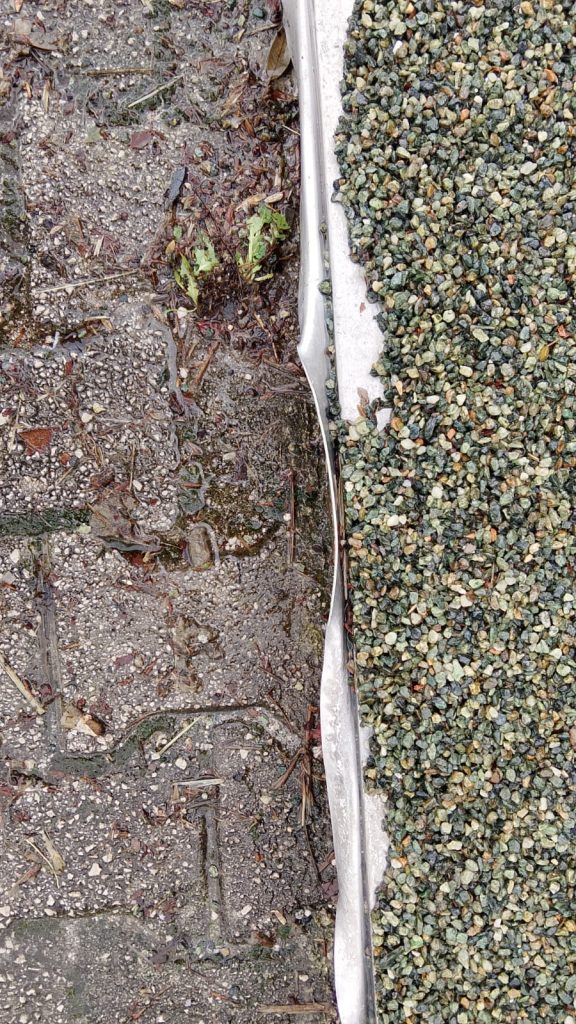 Sperone, l’ingresso dell’ufficio postale e la normalità che offende