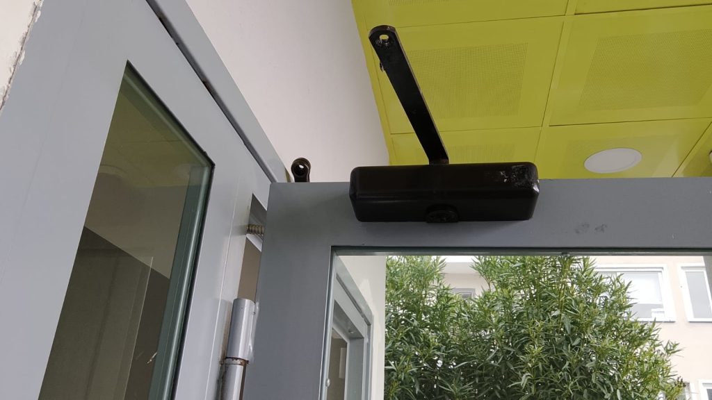 Sperone, l’ingresso dell’ufficio postale e la normalità che offende