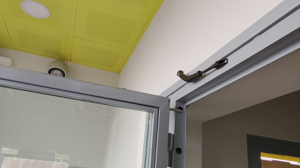 Sperone, l’ingresso dell’ufficio postale e la normalità che offende