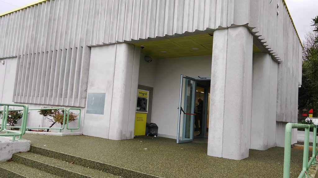 Sperone, l’ingresso dell’ufficio postale e la normalità che offende