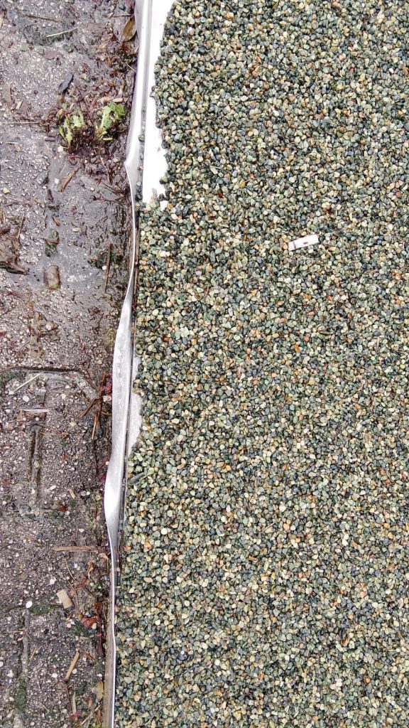 Sperone, l’ingresso dell’ufficio postale e la normalità che offende