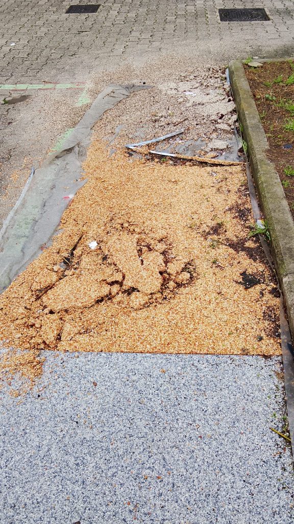 Sperone, l’ingresso dell’ufficio postale e la normalità che offende