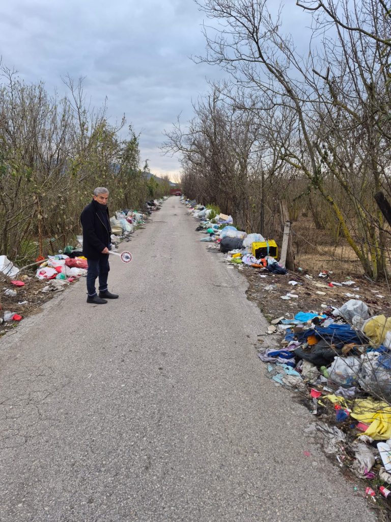 Terzigno, emergenza rifiuti: strade invase da sacchetti, puzza insopportabile e cittadini esasperati