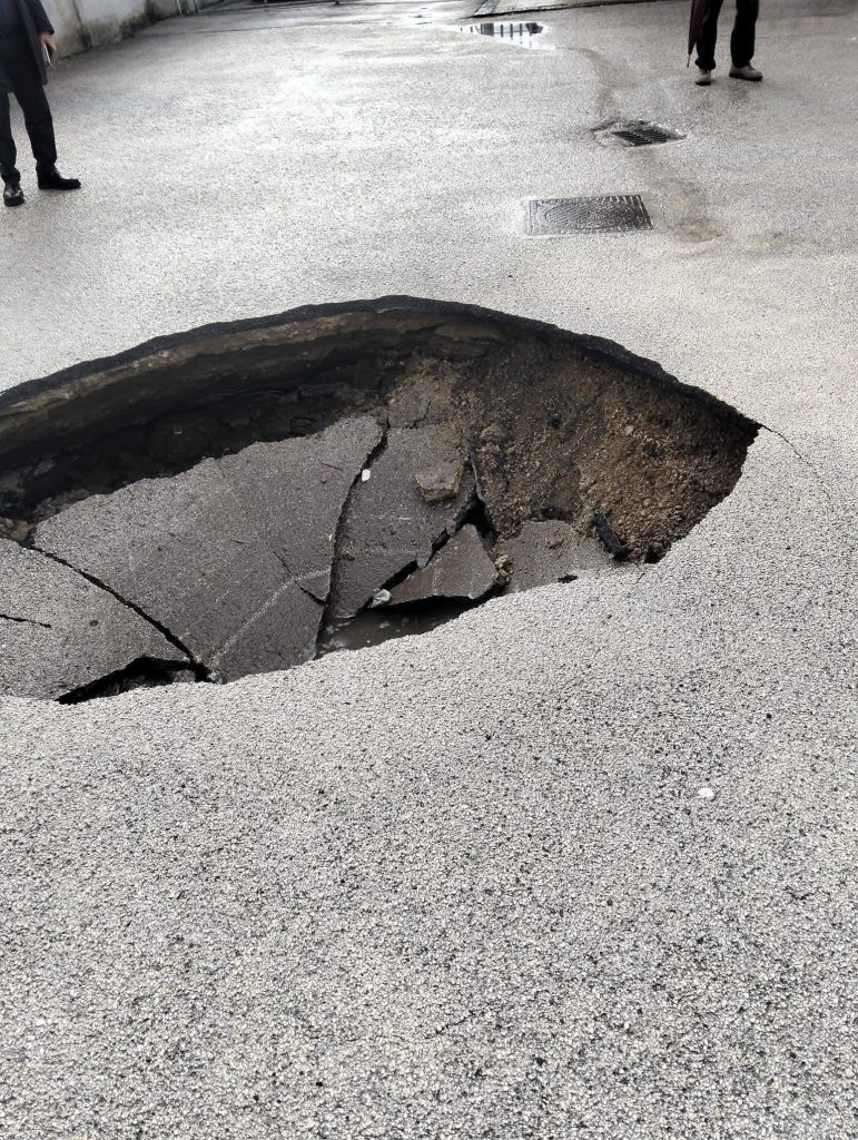 Piazzolla di Nola, voragine davanti alla scuola media Mameli (foto)