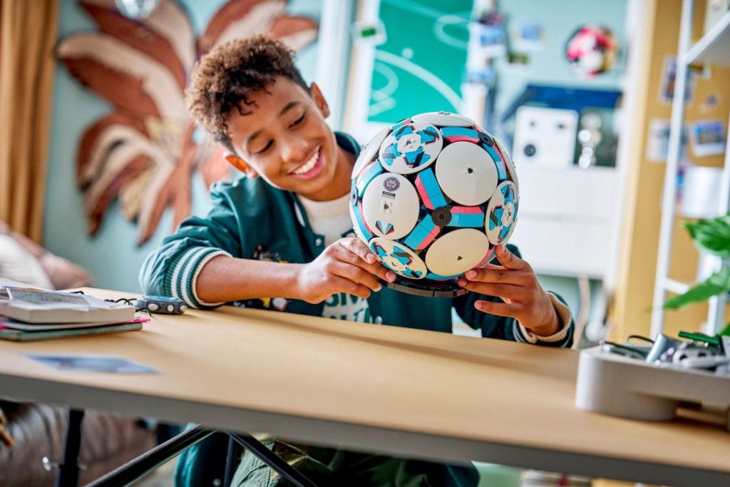 LEGO lancia il pallone da calcio in scala reale con uno stadio nascosto