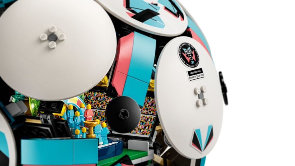 LEGO lancia il pallone da calcio in scala reale con uno stadio nascosto