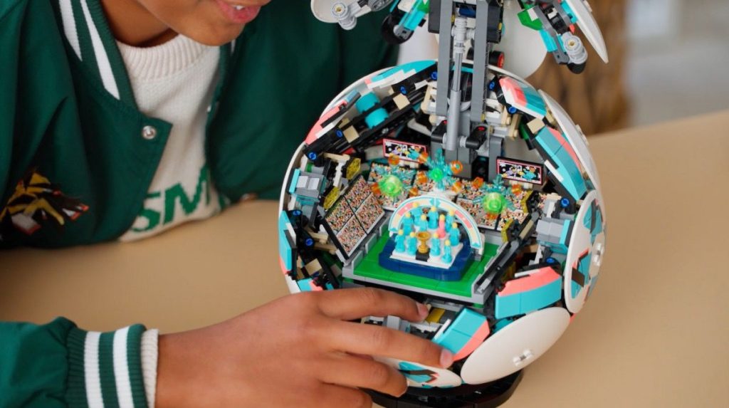 LEGO lancia il pallone da calcio in scala reale con uno stadio nascosto
