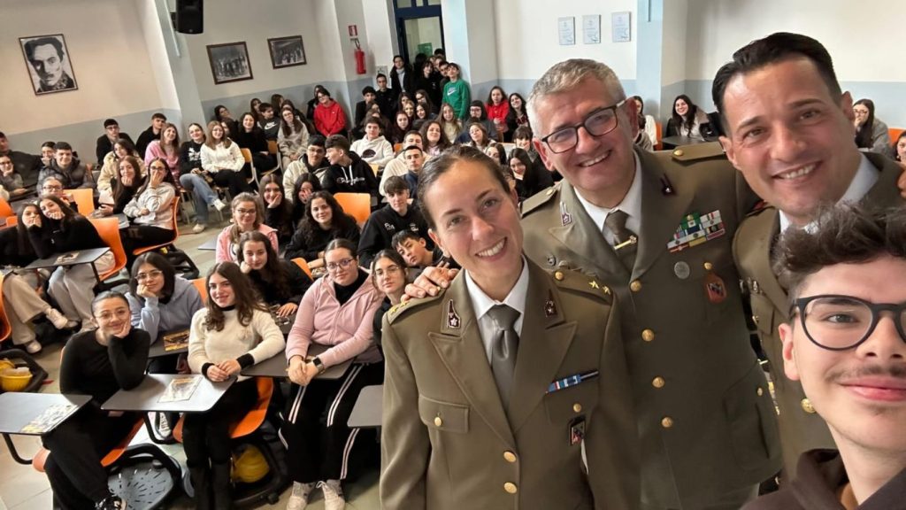 Nunziatella in tour, prima tappa in Irpinia. Al liceo Pertini di Caposele l’attività informativa per l’orientamento del concorso alla Scuola Militare più antica d’Europa Nunziatella in tour, prima tappa in Irpinia. Al liceo Pertini di Caposele l’attività informativa per l’orientamento del concorso alla Scuola Militare più antica d’Europa