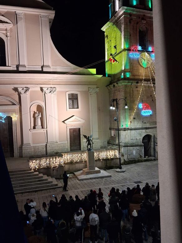 Monteforte in festa, tra magia e integrazione: Befana e Babbo Natale arriveranno direttamente dal cielo, spazio anche ai bambini in accoglienza Monteforte in festa, tra magia e integrazione: Befana e Babbo Natale arriveranno direttamente dal cielo, spazio anche ai bambini in accoglienza