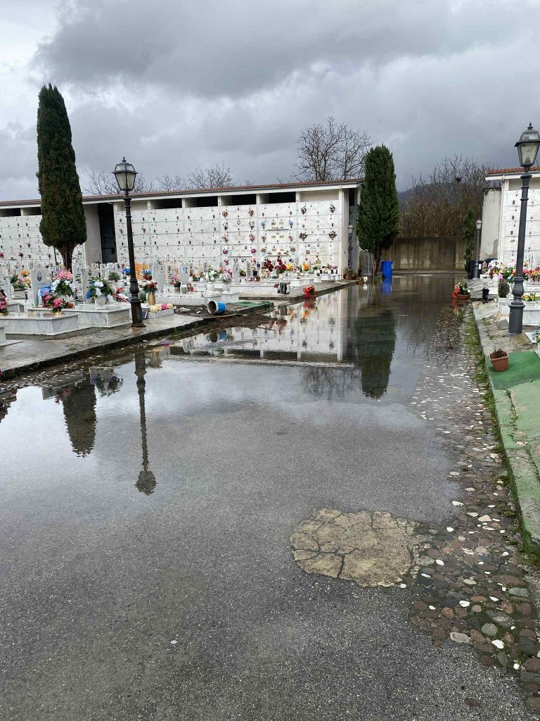 Cimitero di Nola sommerso dall’acqua dopo le piogge