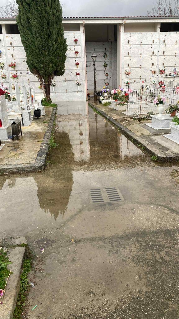 Cimitero di Nola sommerso dall’acqua dopo le piogge