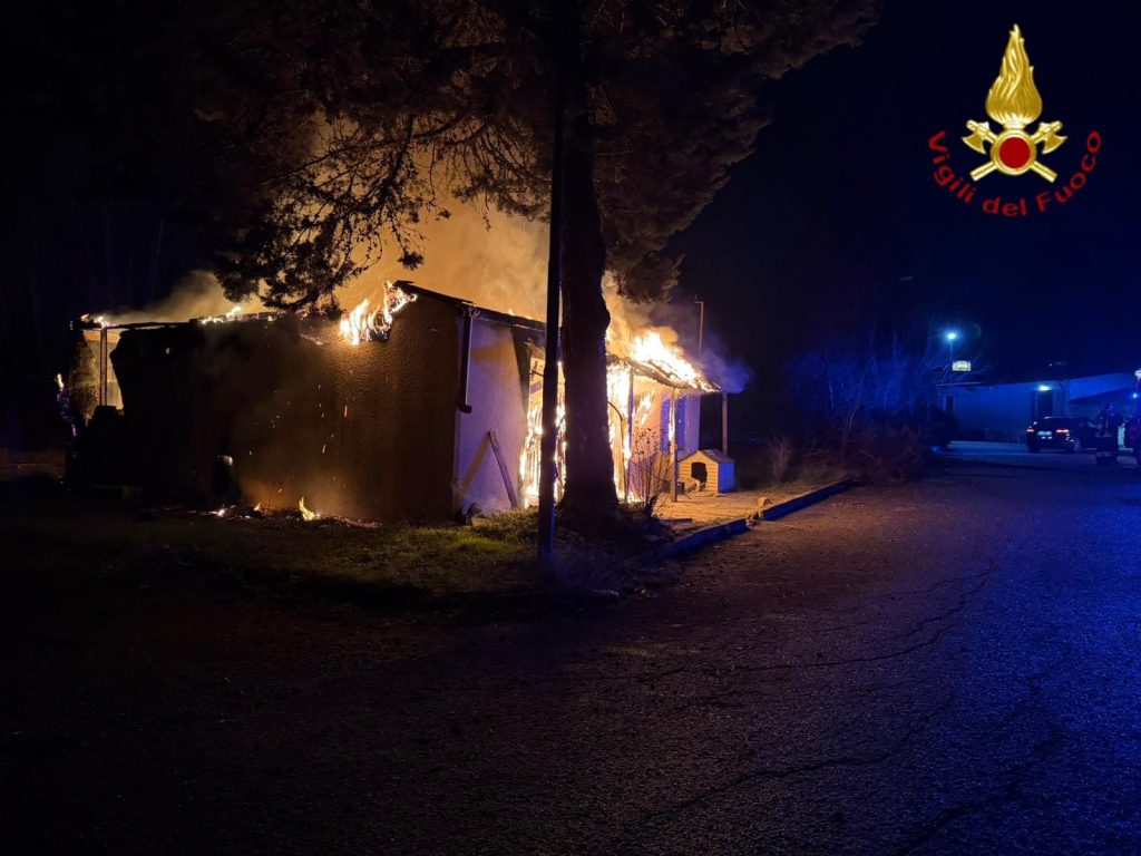 Conza della Campania, incendio distrugge una casetta in legno: nessun ferito Conza della Campania, incendio distrugge una casetta in legno: nessun ferito