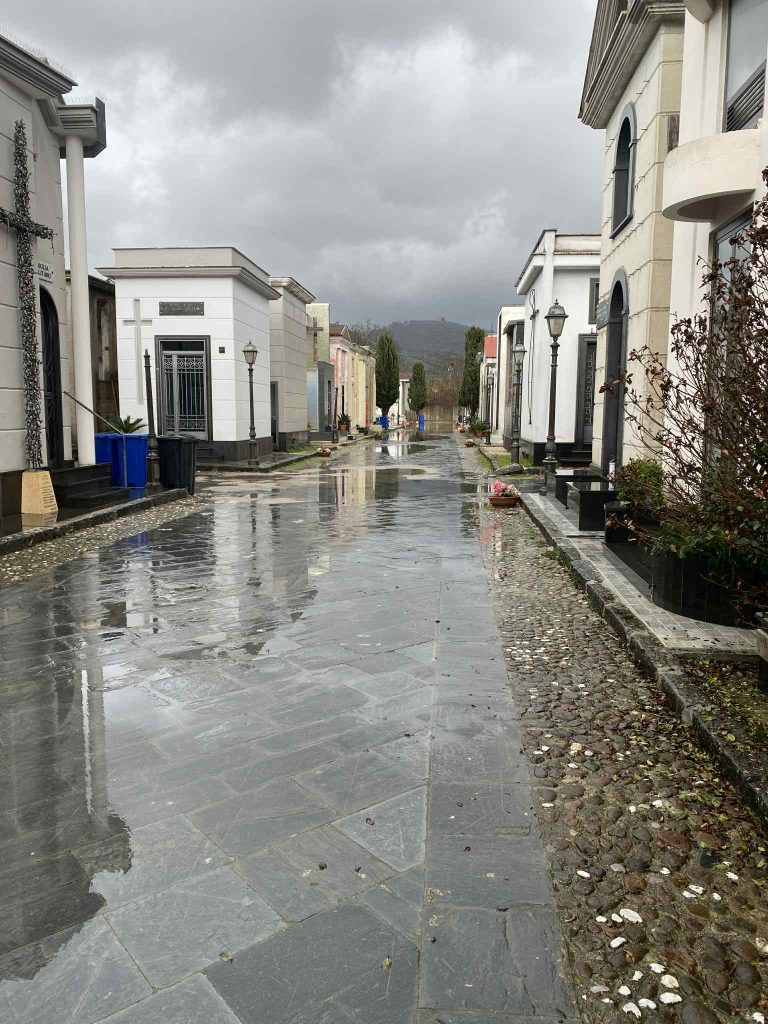 Cimitero di Nola sommerso dall’acqua dopo le piogge