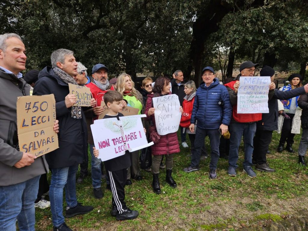 Reggia di Caserta, manifestazione contro l’abbattimento di 750 lecci.